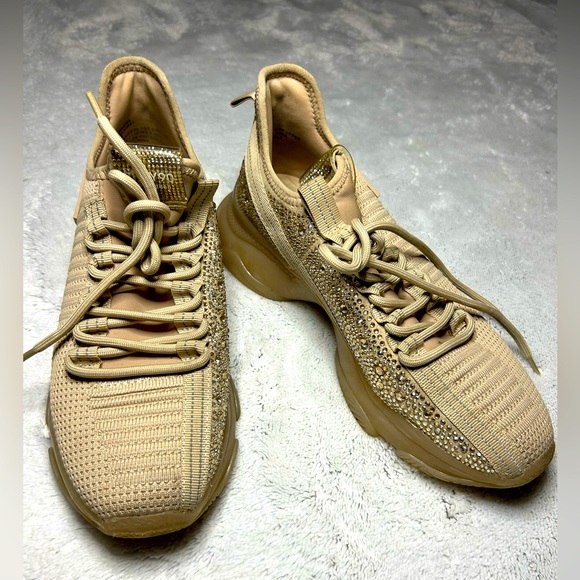 Woman’s Steve Madden Runners - Picture 2 of 3